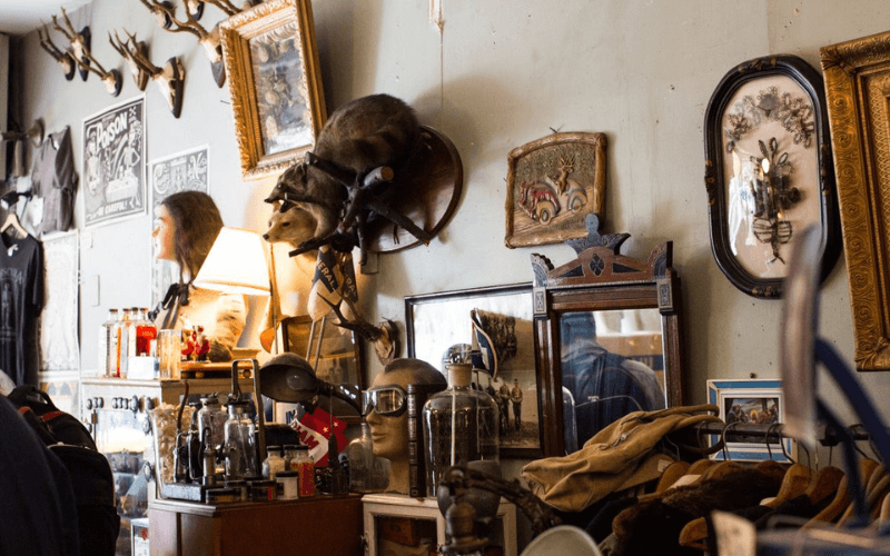Tienda de antigüedades. Objetos de arte y vintage. Compra online